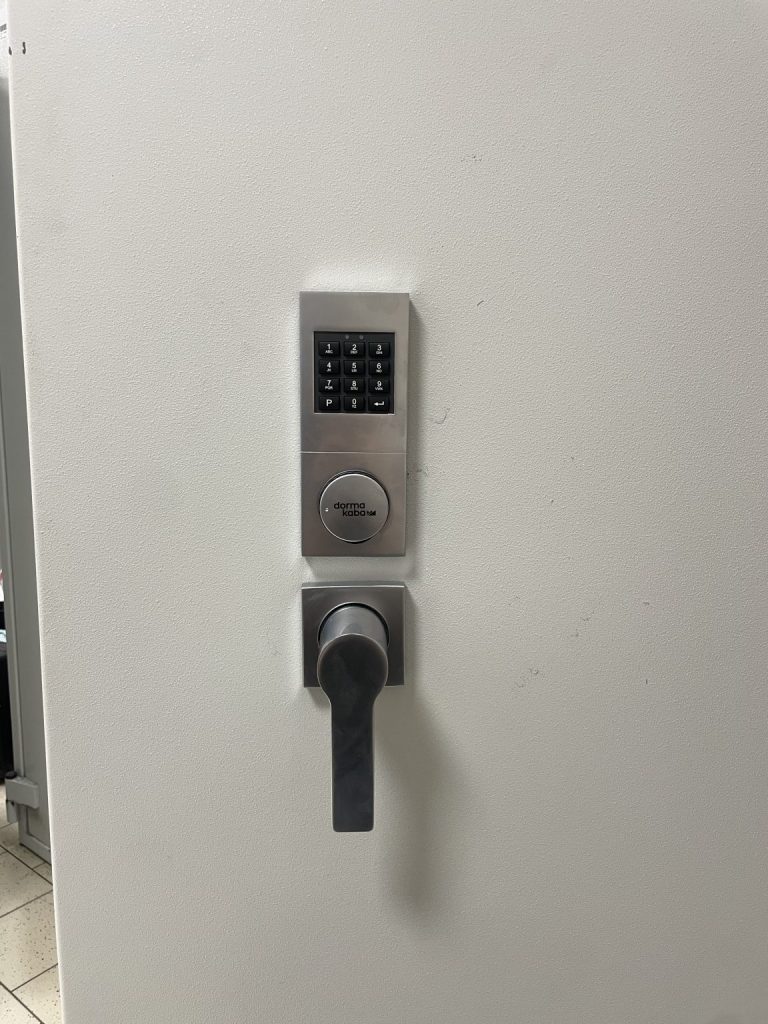 Waffenschrank-mit-Zahlenschloss-nachruesten-Berlin