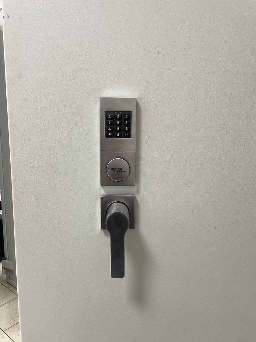 Waffenschrank-mit-Zahlenschloss-nachruesten-Berlin