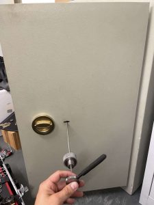 Antiker Tresor mit verziertem Türblatt