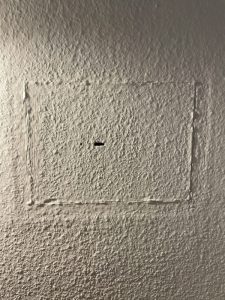 Umriss einer eingemauerten Tresortür in einer verputzten Wand – Tresoröffnung Berlin