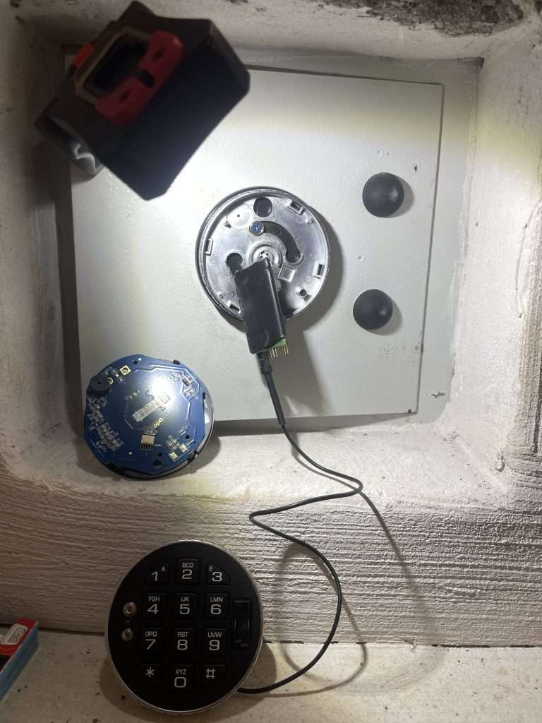 Elektronisches Zahlenschloss für Tresor – Bedienfeld zeigt grünes Öffnungssignal