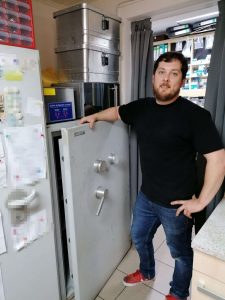 Geöffneter Sicherheitstresor ohne sichtbare Schäden