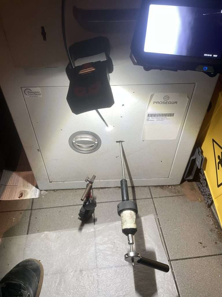 Lockpicking a safe open in Berlin