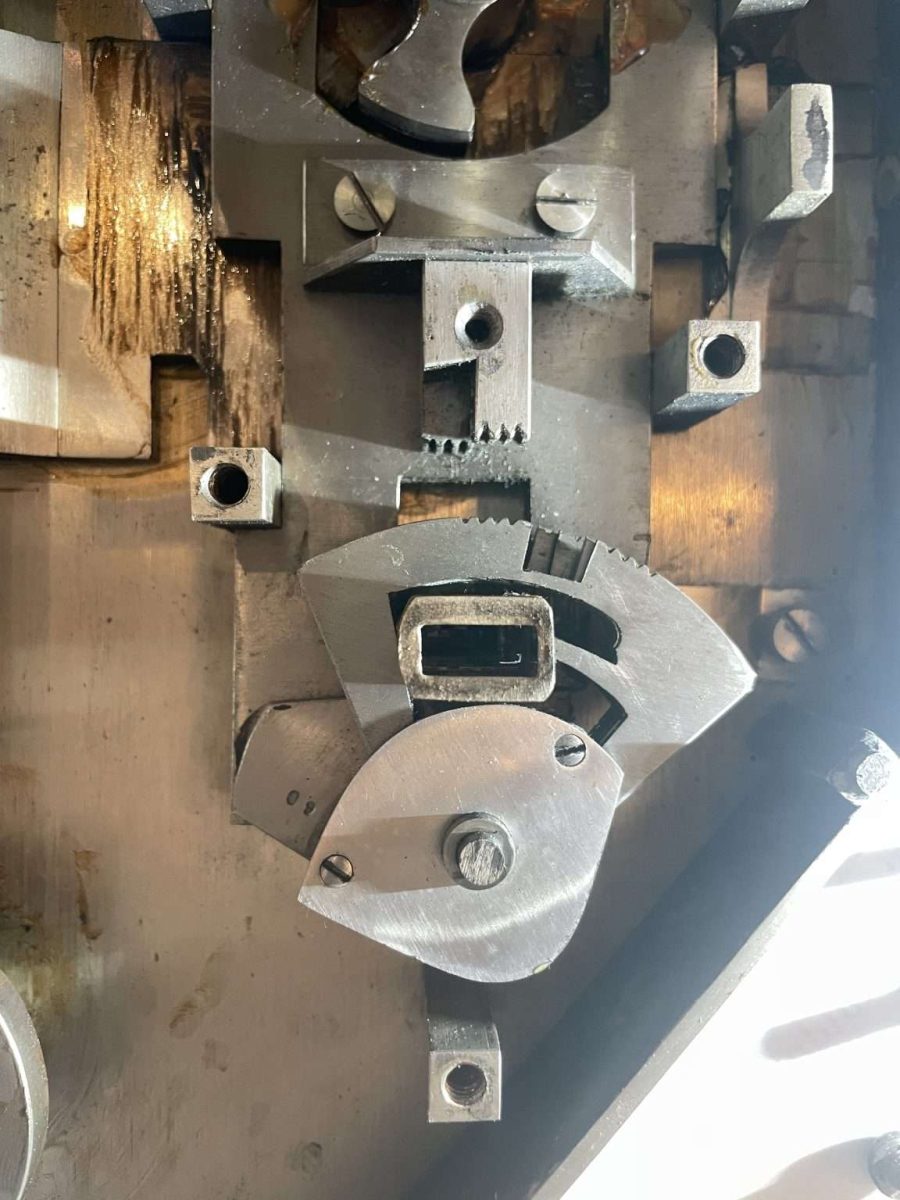 Schlossmechanismus und Riegelwerk im Inneren einer Tresortür – Tresoröffnung Berlin