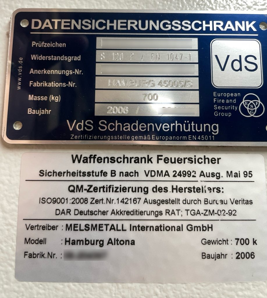 Typenschild eines Datensicherungsschranks mit VdS-Zeichen – Waffenschrank Berlin