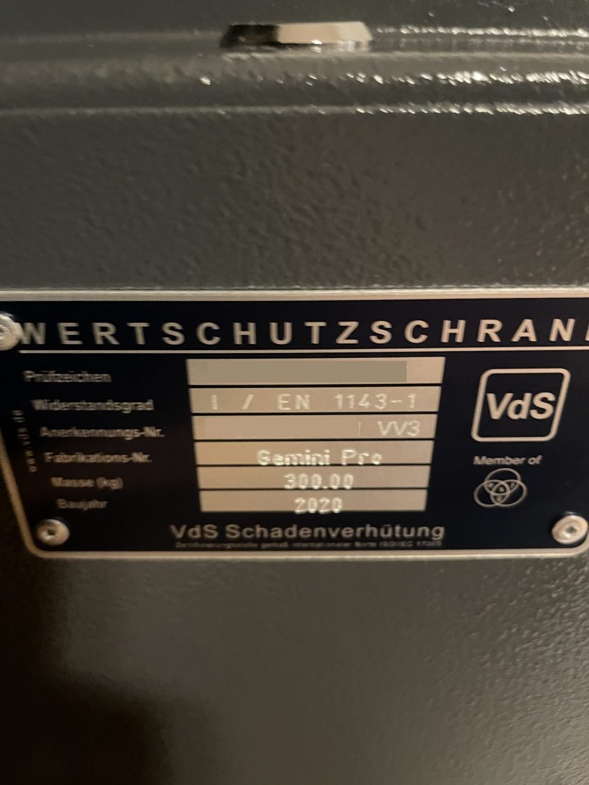 Typenschild eines Wertschutzschranks mit VdS-Zeichen – Tresoröffnung Berlin