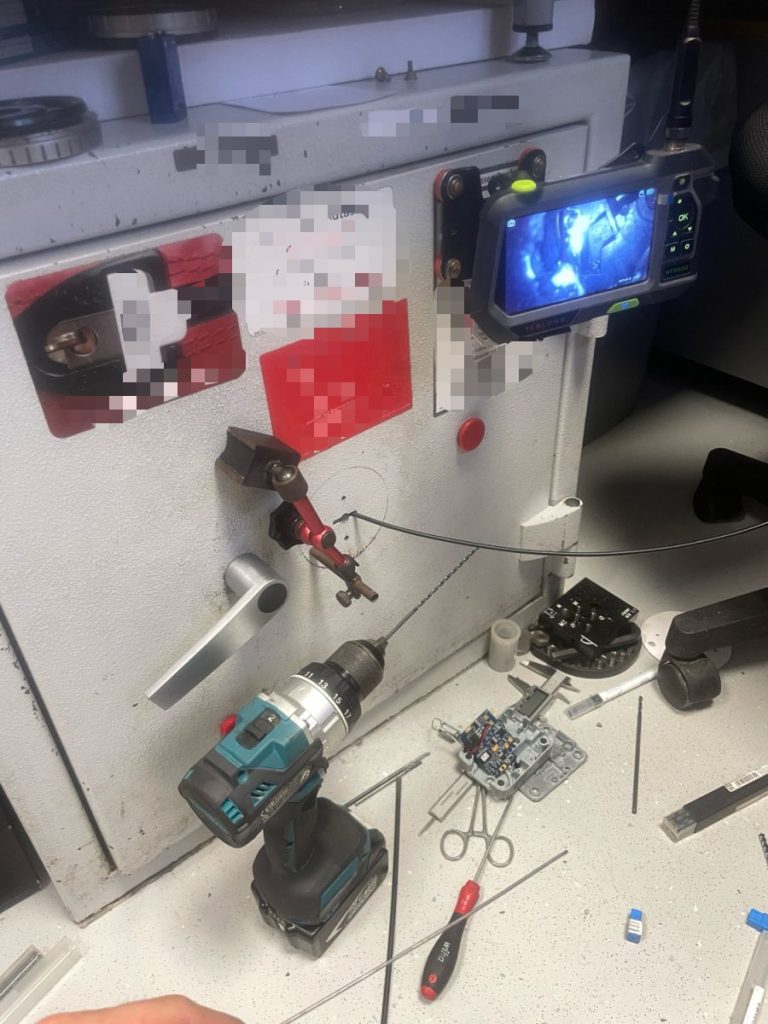 Werkbank mit Werkzeug, Messgeräten und Monitor für die Tresoröffnung in Stendal