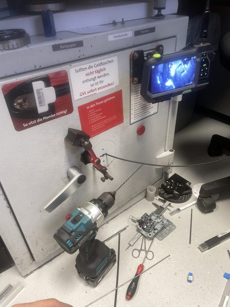 Nahaufnahme von Werkzeug und Messtechnik auf einer Werkbank – Tresoröffnung in Neuruppin