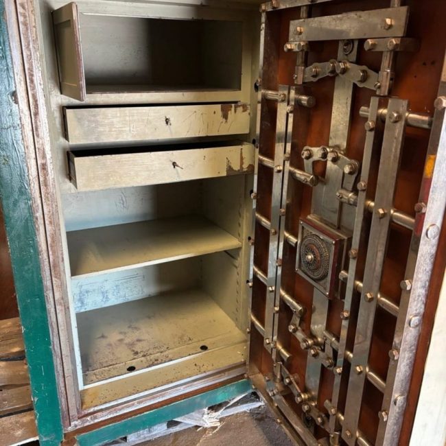 Antiker Tresor mit geöffneter Tür, Fächern und Riegelwerk – Tresoröffnung in Werder (Havel)