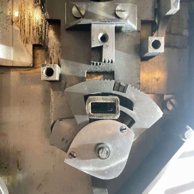 Schlossmechanismus und Riegelwerk im Inneren einer Tresortür – Tresoröffnung in Oranienburg